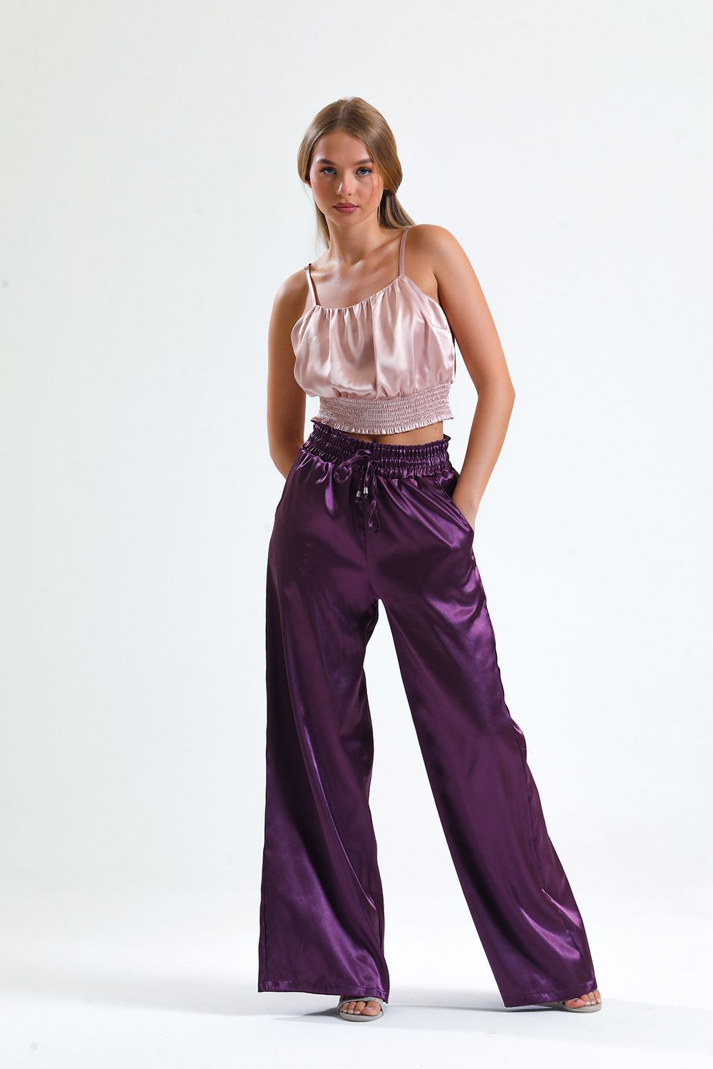 PANTALONES MORADOS DE SATÉN CON PEMERA ANCHA Y BOLSILLO DETALLADO DE GIPE