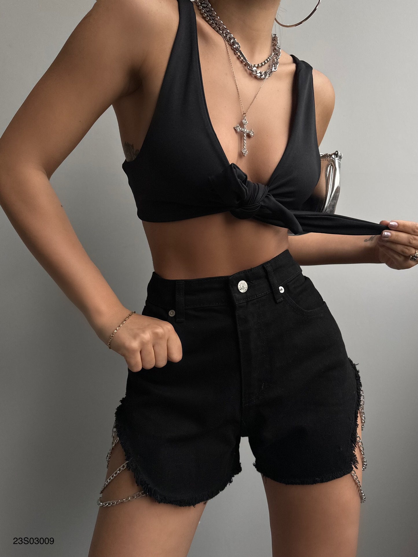 SHORTS VAQUEROS CON CADENA-NEGRO