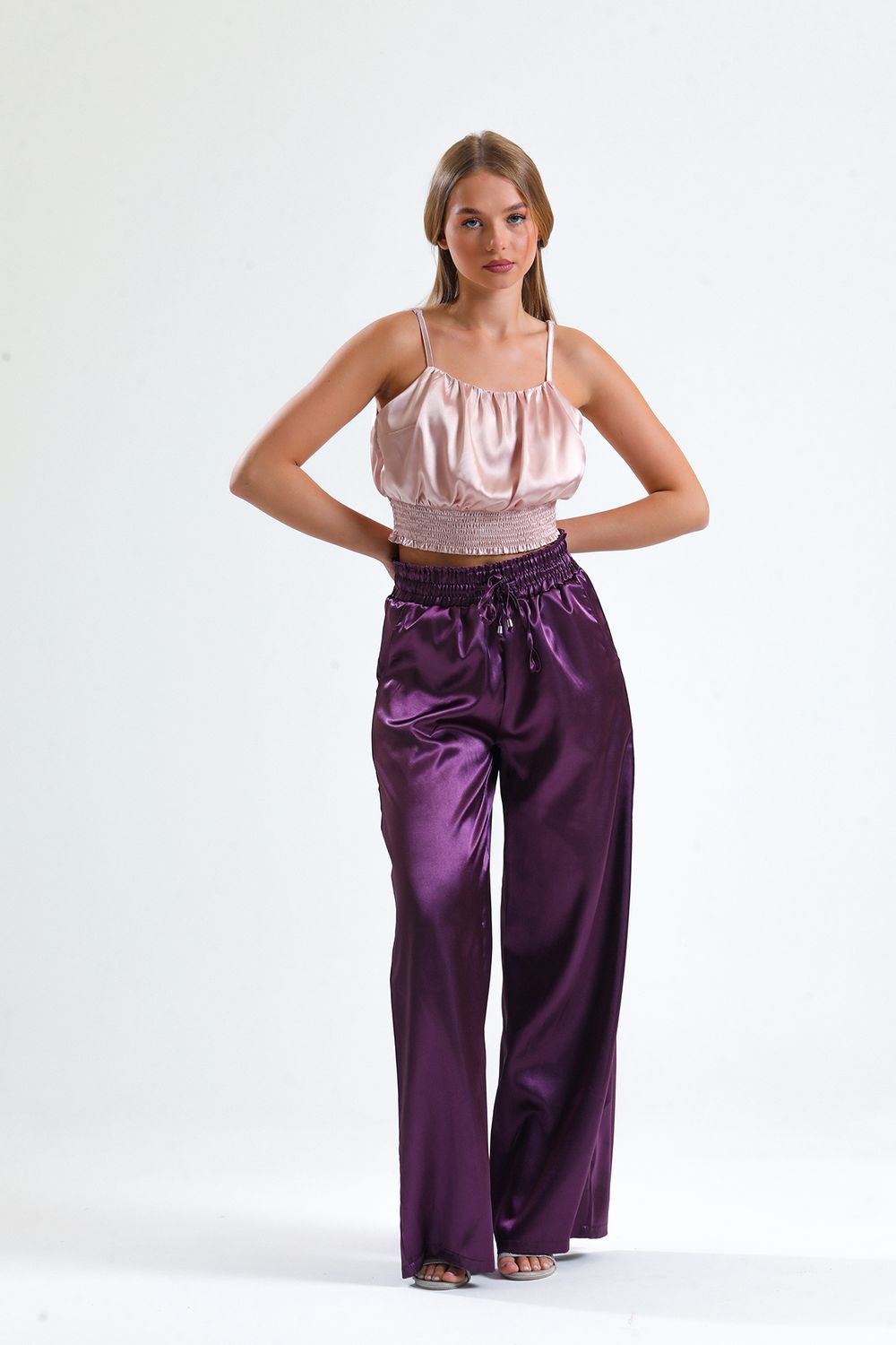PANTALONES MORADOS DE SATÉN CON PEMERA ANCHA Y BOLSILLO DETALLADO DE GIPE