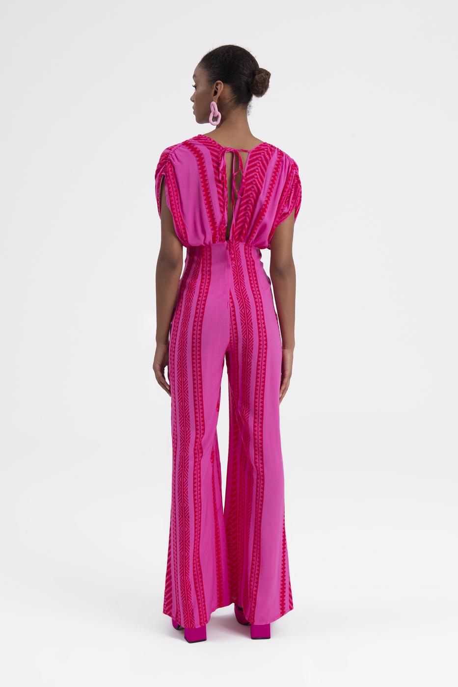 MONO MAXI ESCOTADO CON CUELLO PROFUNDO- FUCSIA