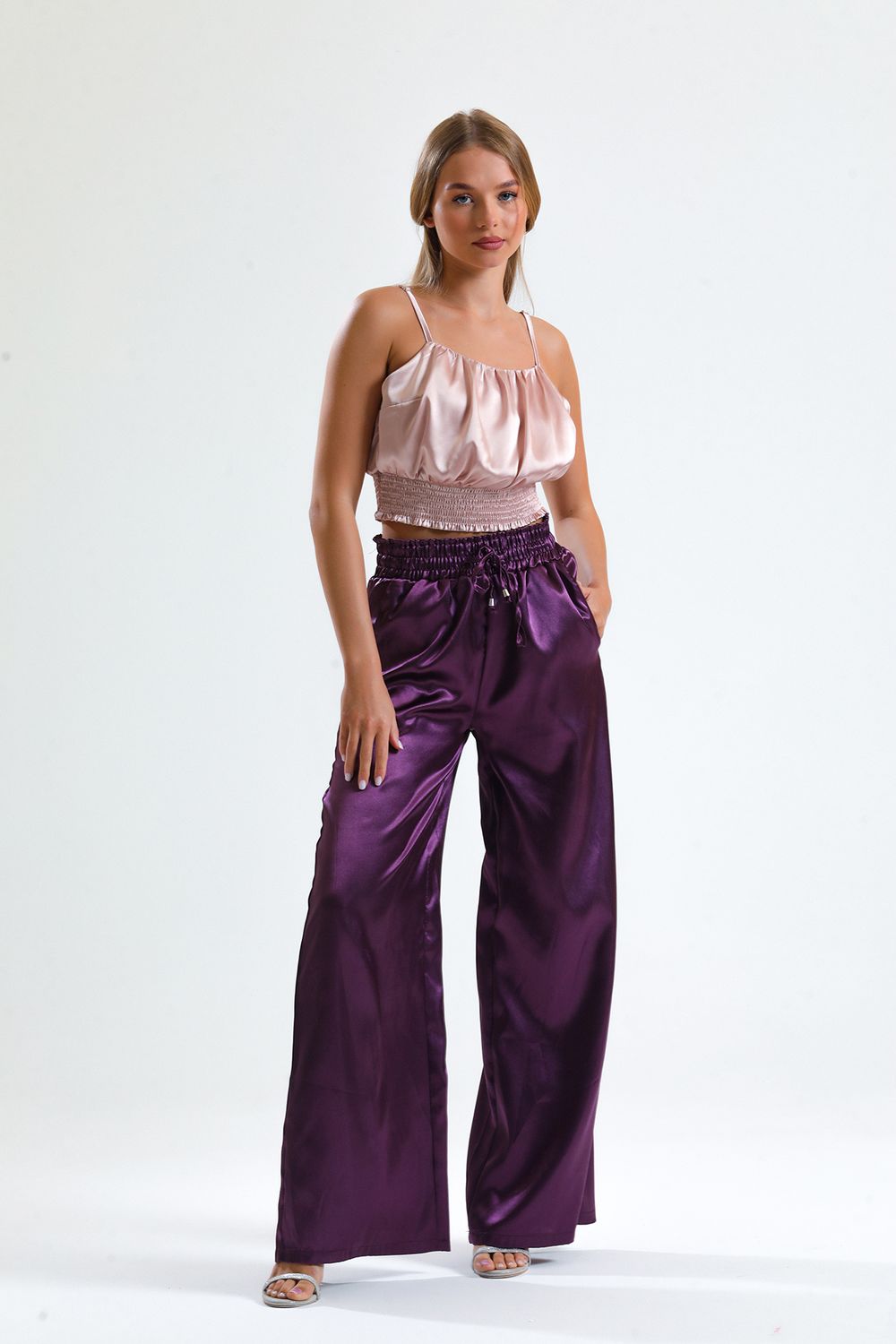 PANTALONES MORADOS DE SATÉN CON PEMERA ANCHA Y BOLSILLO DETALLADO DE GIPE