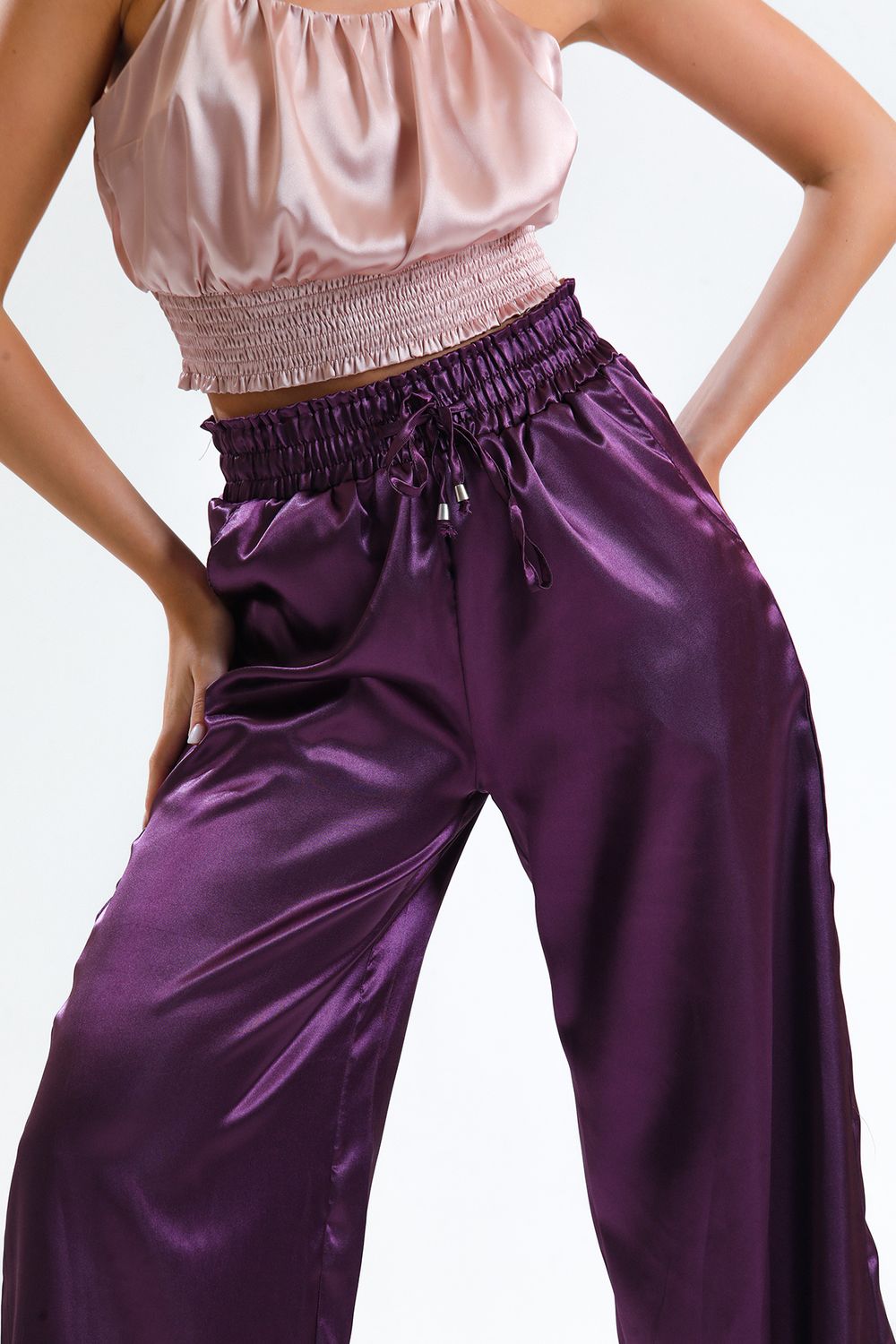 PANTALONES MORADOS DE SATÉN CON PEMERA ANCHA Y BOLSILLO DETALLADO DE GIPE
