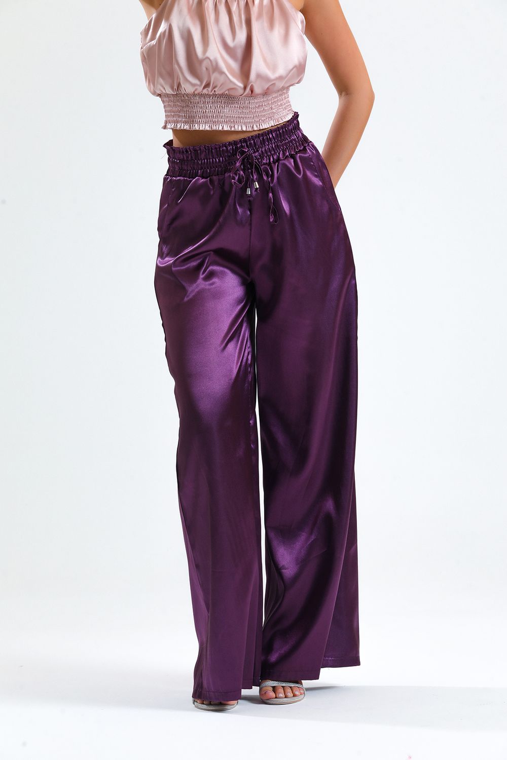 PANTALONES MORADOS DE SATÉN CON PEMERA ANCHA Y BOLSILLO DETALLADO DE GIPE