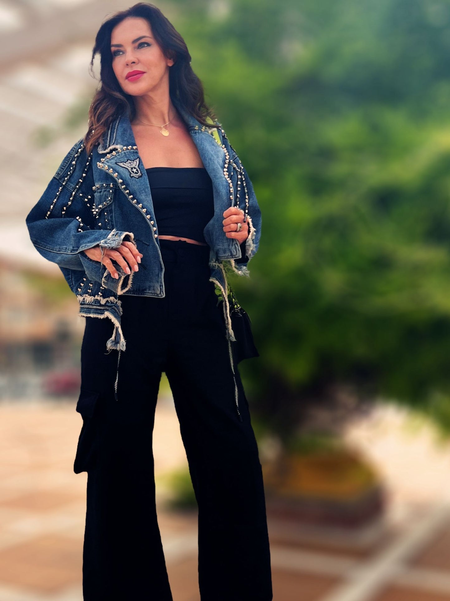 CHAQUETA VAQUERA CON CINTURÓN Y TACHUELAS