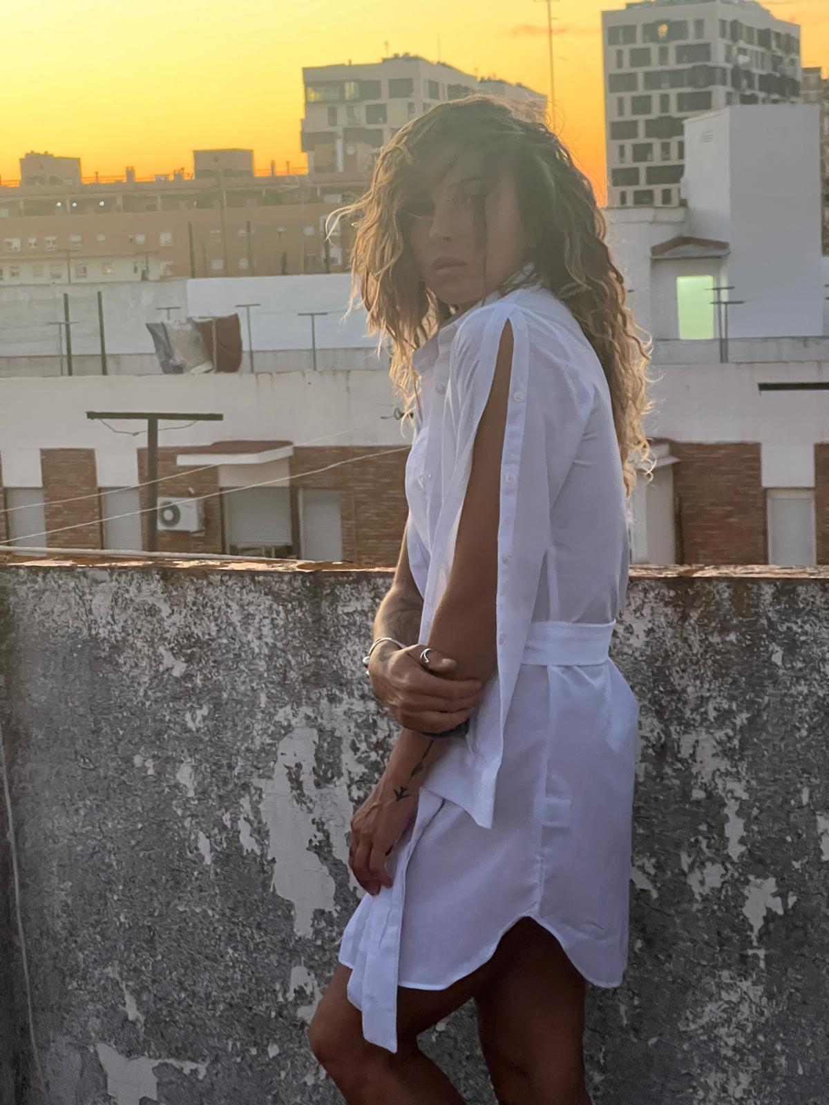 VESTIDO CAMISERO CON MANGAS ABOTONADAS Y CINTURON