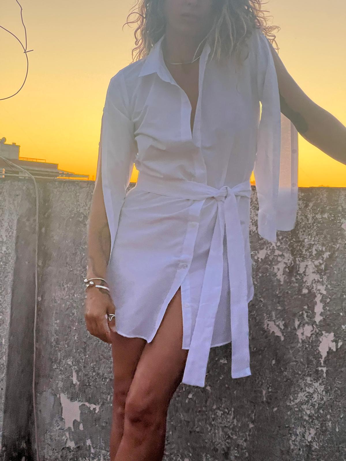 VESTIDO CAMISERO CON MANGAS ABOTONADAS Y CINTURON