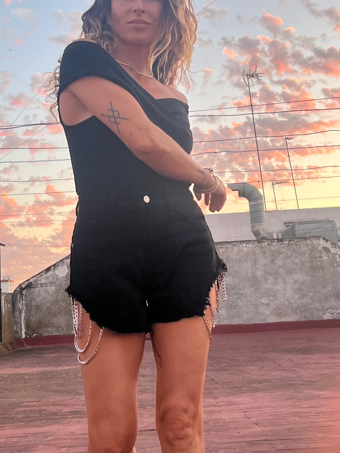 SHORTS VAQUEROS CON CADENA-NEGRO