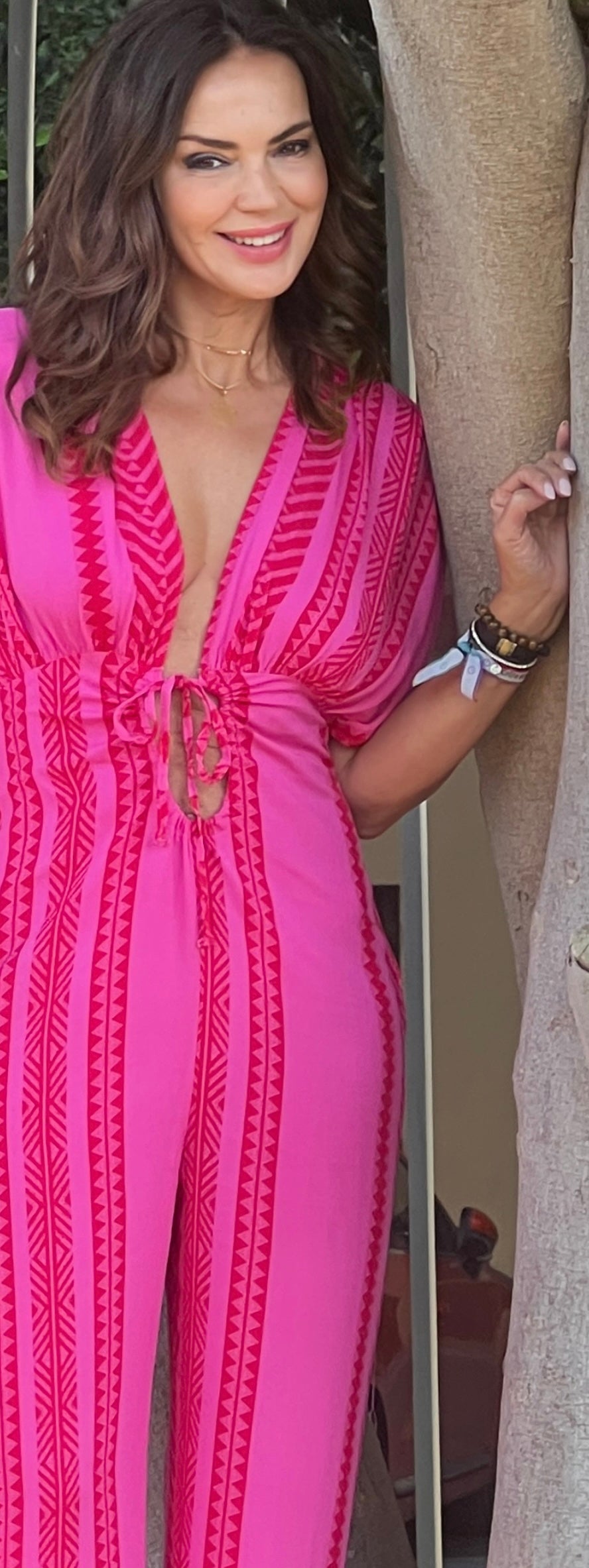 MONO MAXI ESCOTADO CON CUELLO PROFUNDO- FUCSIA