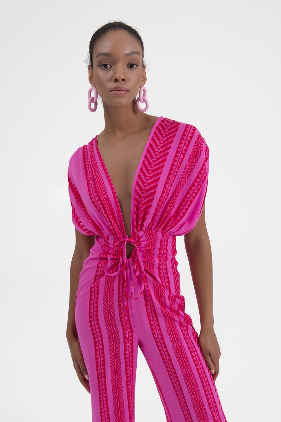 MONO MAXI ESCOTADO CON CUELLO PROFUNDO- FUCSIA