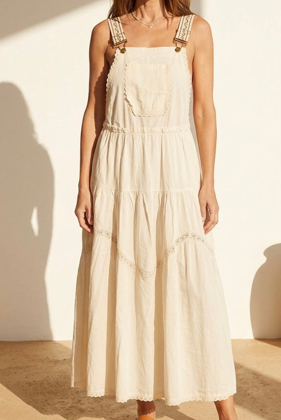 VESTIDO MIDI BOHO TIPO PETO CON DETALLES DE ENCAJE – BEIGE NATURAL