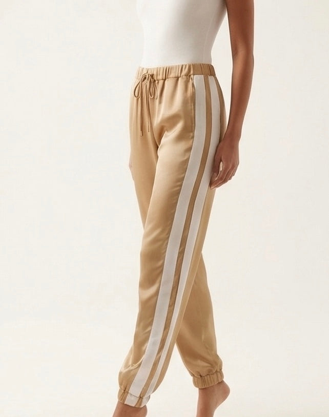 PANTALÓN CON DETALLE LATERAL