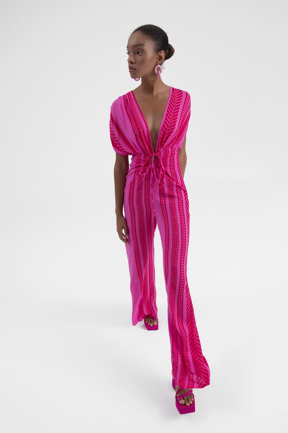 MONO MAXI ESCOTADO CON CUELLO PROFUNDO- FUCSIA